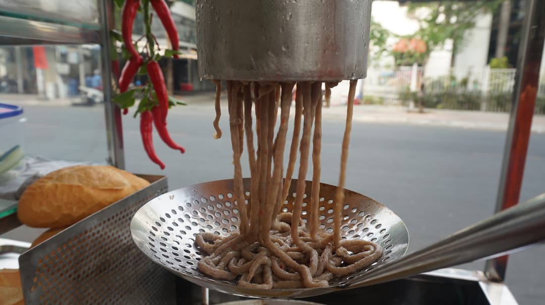 Bánh mì chả cá ép sợi – Hương vị biển mới lạ trên bánh mì Việt